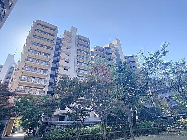 【外観】閑静な住宅街にある落ち着いた外観のマンションです。開放的な3LDKの住まいとなっております。小川駅より徒歩10分の好立地！