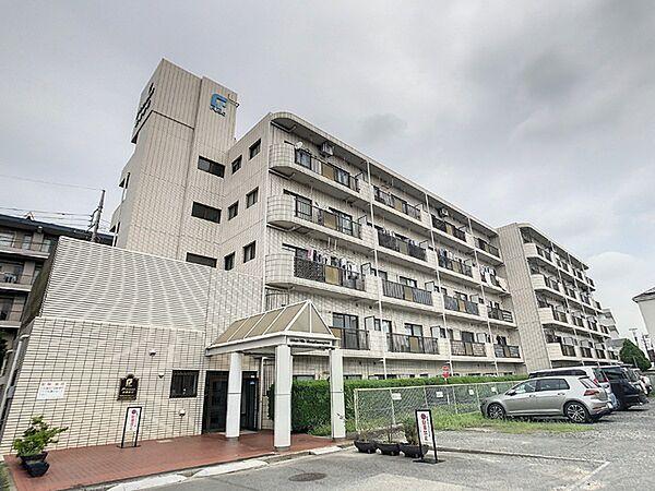 【外観】落ち着いた外観のマンションです。開放的な3LDKです！現在フルリフォーム中です。2022年8月末完成予定です。武蔵砂川駅より7分です。