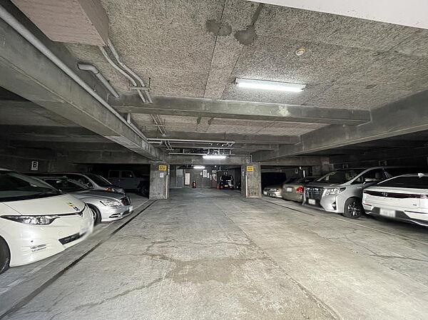 【駐車場】平面駐車場があるので、お車を所有の方も安心。駐車スペースにストレスなく利用できます。