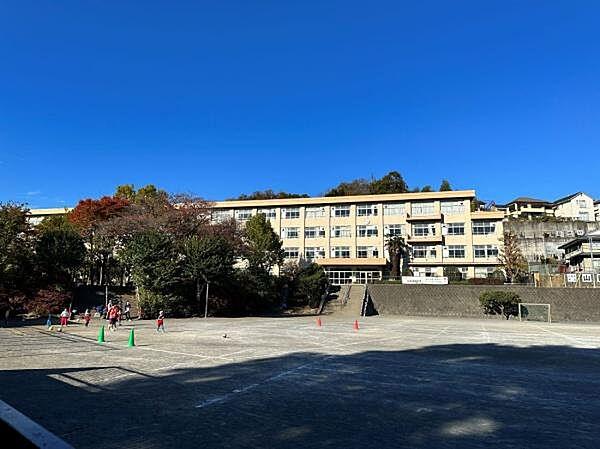 【周辺】八王子市立山田小学校まで852m、徒歩約11分と安心です