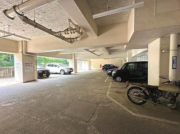 【駐車場】平置きの駐車場で出し入れに便利ですね。