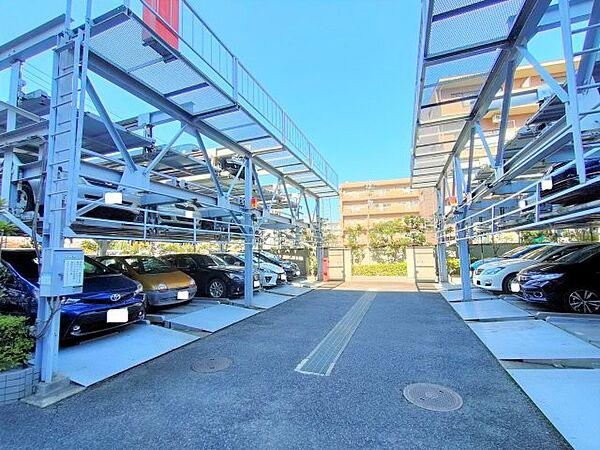 【駐車場】・駐車場　　お車の出し入れがしやすい平面駐車場。