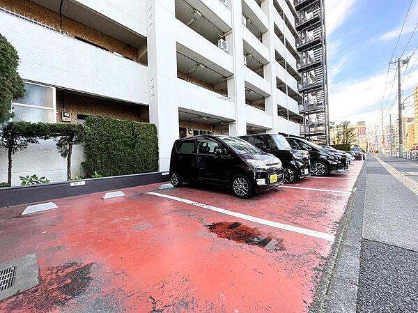 【駐車場】駐車操作が苦手な方でも楽々停めれる駐車スペースです。