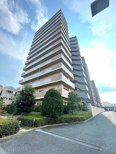 【外観】【外観】地上14階建てマンション庭付き1階部分！