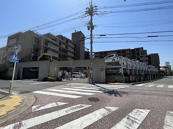 【外観】近鉄京都線「伏見」駅徒歩5分の立地。