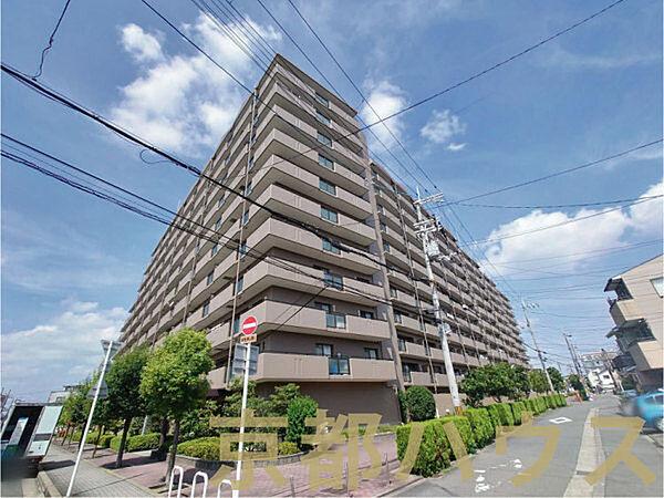 【外観】地上11階建、総330戸の大規模マンション。近鉄京都線・京阪本線・京都市営烏丸線の3沿線利用可能な立地です。