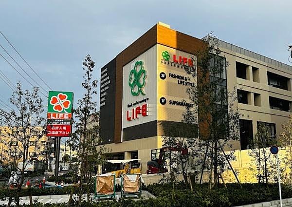 【周辺】ライフ川崎塚越店まで228m、2023年4月にオープンしたスーパー。1階は食品、2階には日用品などが一通りそろえられるフロアになっています♪