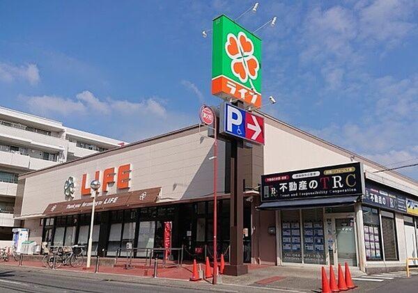 【周辺】ライフ高津新作店まで958m、新鮮な生鮮食品が買える、品揃えの良いスーパー。